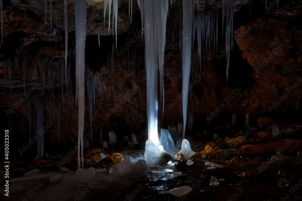 Obraz premium icicles in a cave