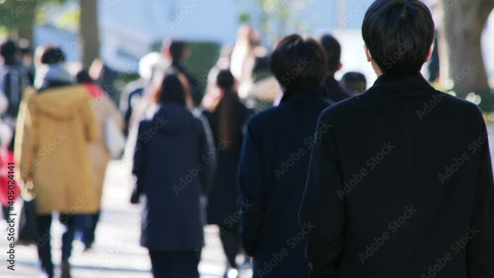 マスクをして出勤する日本人ビジネスマン マスクをして出勤する日本人ビジネスマン