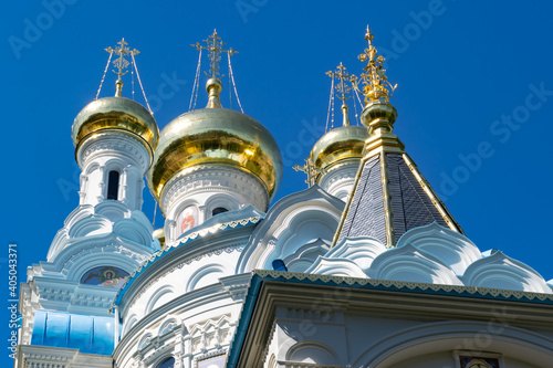 Obraz na plátne Church of Peter and Paul in Karlovy Vary (Czech Republic) golden domes against the blue sky