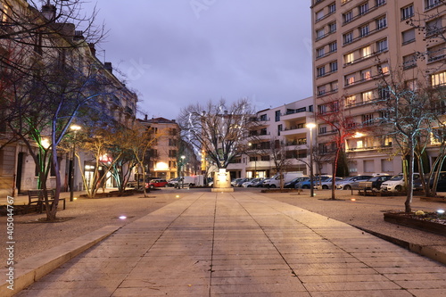 Fototapeta Naklejka Na Ścianę i Meble -  La place Jean Moulin illuminée le soir, ville de Saint Etienne, département de la Loire, France