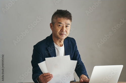 デスクワークをする日本人シニア男性 photo