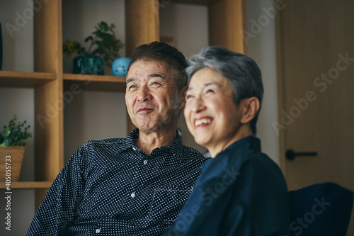 笑顔の日本人シニア夫婦