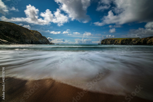 Slika na platnu Slow shutter exposure of the Silver Strand, a horse-shoe shaped beach situated a