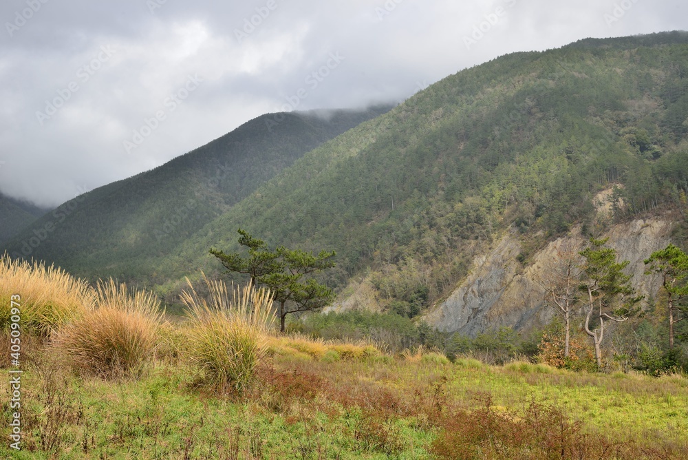 Fototapeta premium Mountain landscape-Mountain View Resort in the Taichung County,Taiwan.