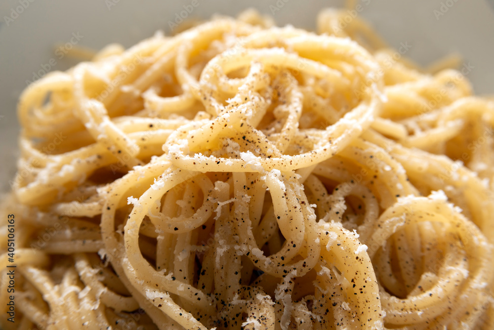 Deliziosi spaghetti cacio e pepe, piatto tipico della cucina Romana, Pasta Italiana Deliziosi spaghetti cacio e pepe, piatto tipico della cucina Romana, Pasta Italiana