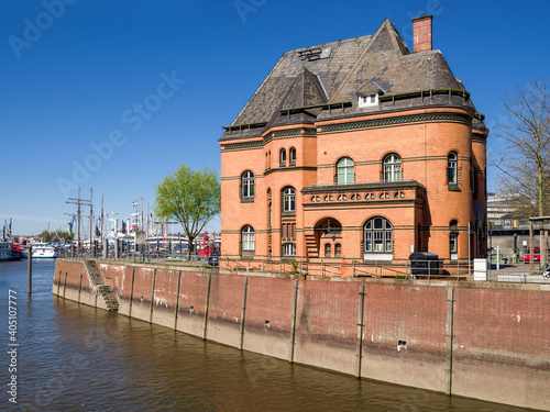 Historische Hafenpolizeiwache 2 Hafen Hamburg sonnig photo