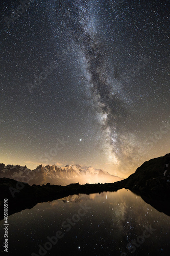 Astrophotographie avec reflet du Mont Blanc dans un lac de montagne 