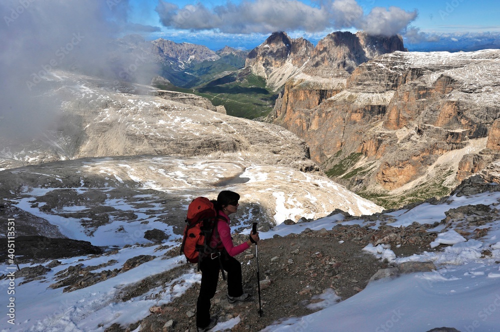 Wanderin in der Sella Gruppe Dolomiten