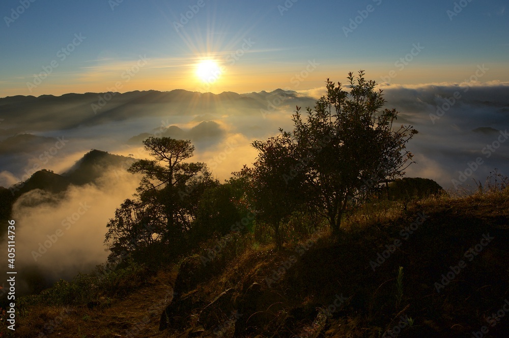 Sonnenaufgang in den Bergen Myanmars
