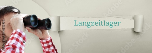 Langzeitlager. Mann (Anwalt) bei Beobachtung mit Fernglas. Fokus auf Wort/Text in einem Papier Riss.