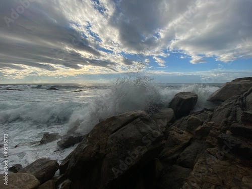 Temporal en la Costa Brava. Olas por encima del camino de ronda. 