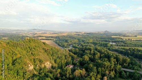 Survol de la rivi  re Allier pr  s d Issoire en Auvergne