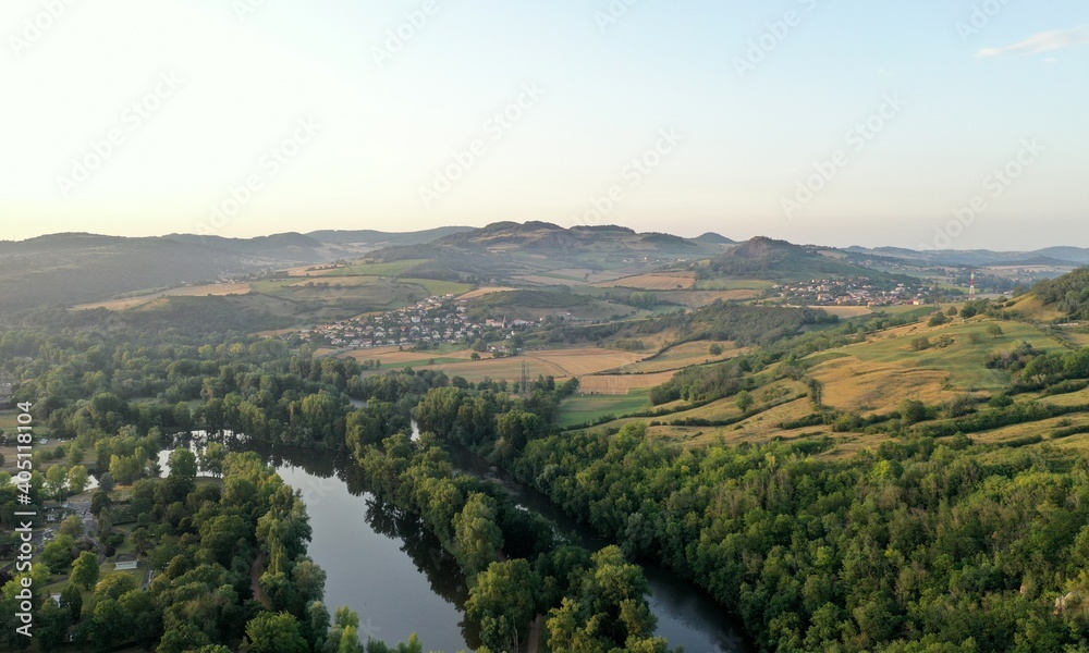Survol de la rivière Allier près d'Issoire en Auvergne