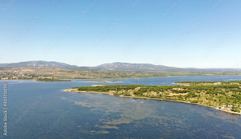 Fototapeta premium survol de Port-Leucate et étangs de Leucate avec les Corbières