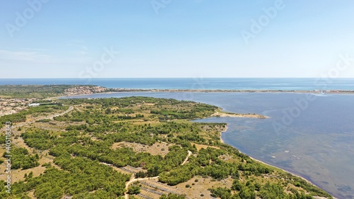 survol de Port-Leucate et étangs de Leucate avec les Corbières