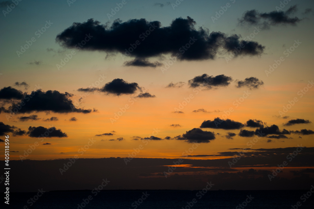 Fototapeta premium Sunset on a cloudy afternoon