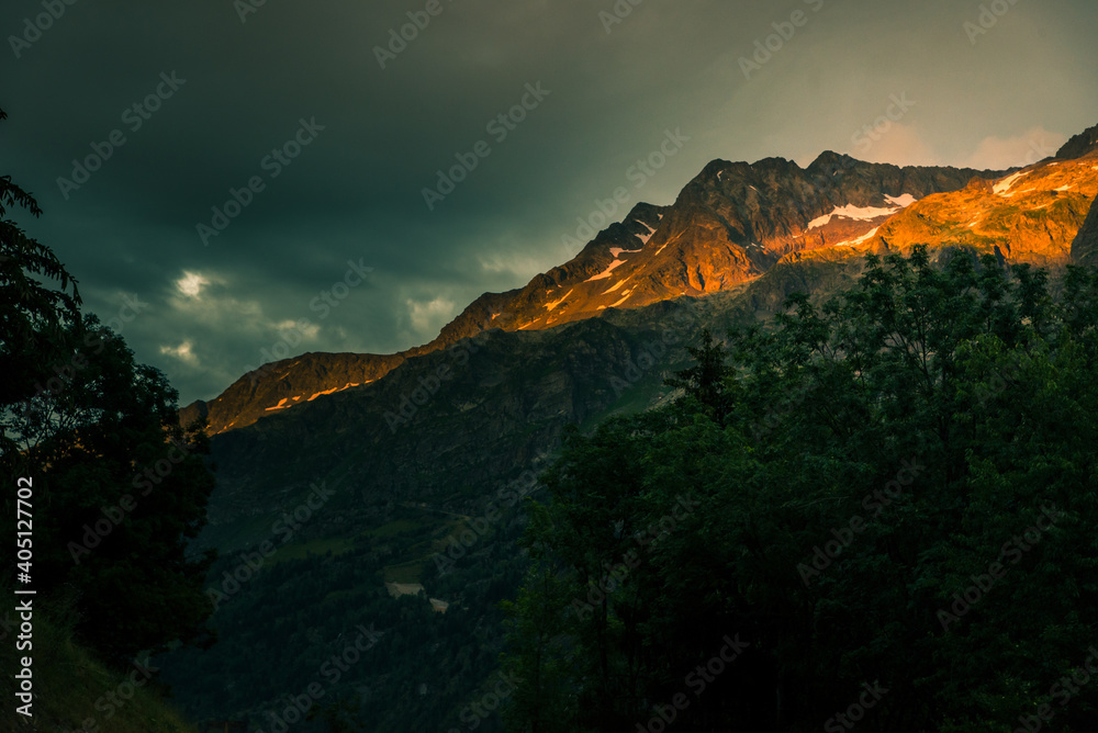 le paysage d'une montagne au coucher de soleil.
Le lever de soleil sur une montagne
