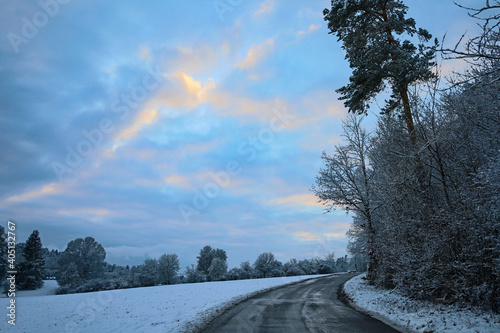 Wunderschöne Winterlandschaft mit farbenfrohen Sonnenuntergang mit schnee bedeckt photo