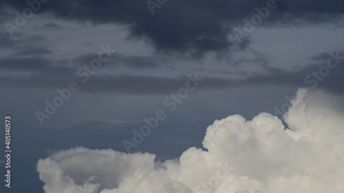 Ciel de traîne, entièrement parsemé de cumulonimbus de petite taille.  Ils généreront régulièrement des rafales de vent ainsi que du grésil photo