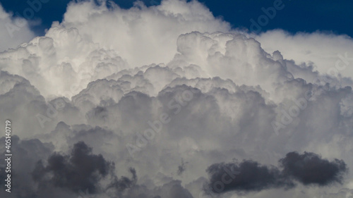 Ciel de traîne, entièrement parsemé de cumulonimbus de petite taille. Ils généreront régulièrement des rafales de vent ainsi que du grésil