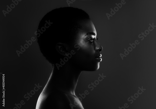Foto Black And White Profile Shot Of Beautiful African Female Over Dark Background