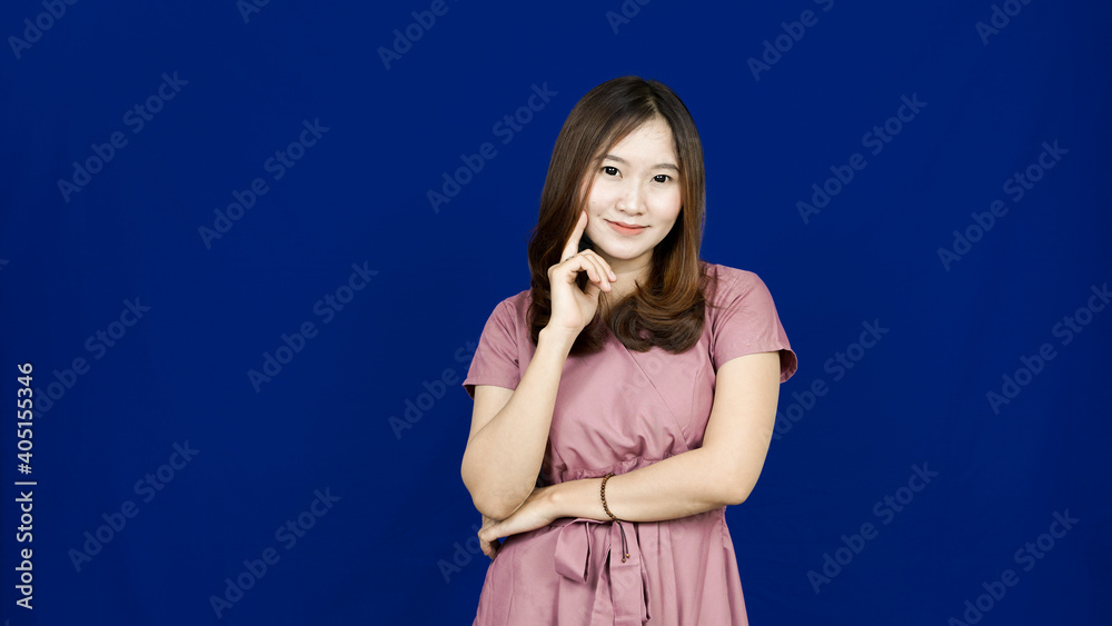 Fototapeta premium beautiful asian woman thinking and get idea isolated blue background