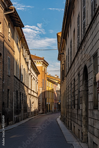 Stra  e in der Altstadt von Piacenza in der Emilia-Romagna in Italien 