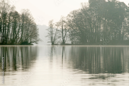 jezioro w Straszynie w marcu, odbicie w tafli jeziora