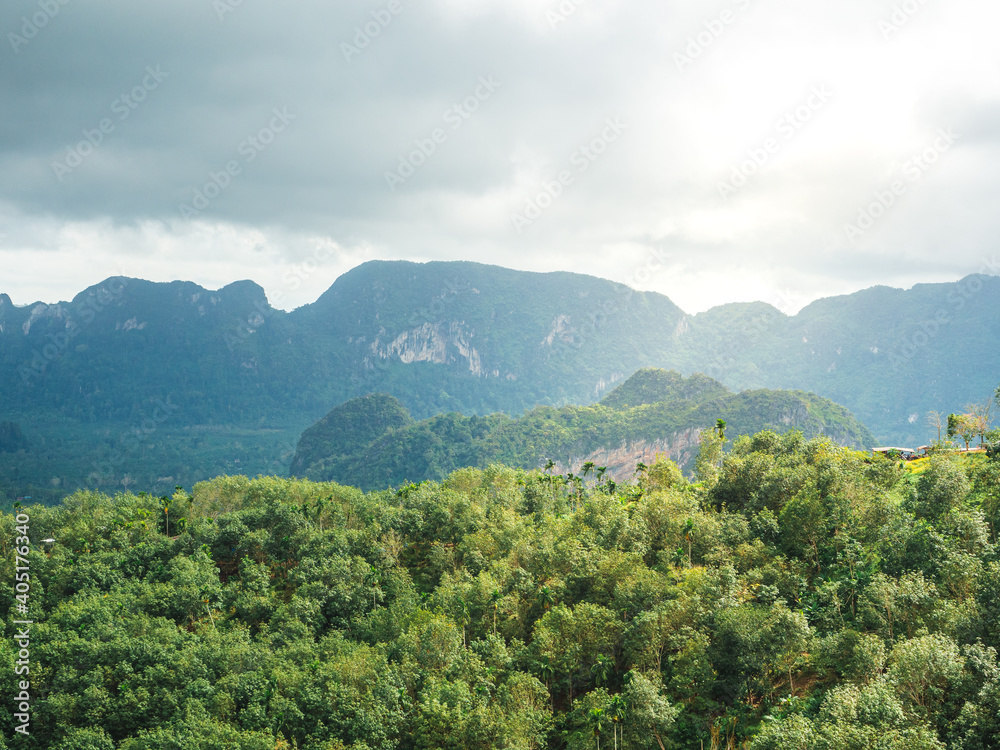 Obraz premium beautiful landscape of mountain with cloudy sky and greenery in rainy season at Doi Tapang, Sawi District, Chumphon, Thailand.