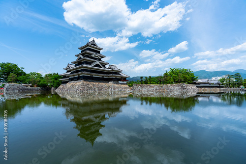 松本城と夏の青空 © Y.Mura