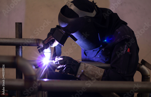 welder at work © niwat