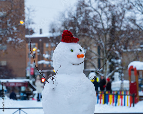Muñeco de nieve con gorra roja