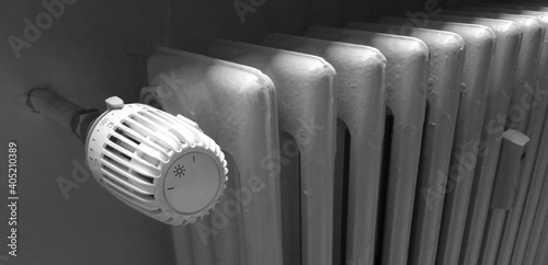Valvola termostatica sul calorifero in ghisa della propria casa o ufficio photo