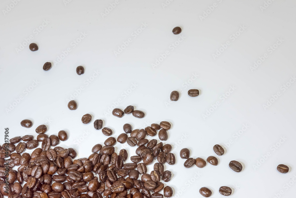 Obraz premium Coffee beans isolated on white background. Close up of a bean of coffee to represent the good smell.