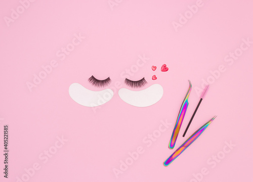 Foto Tools and patches for eyelash extensions and artificial eyelashes on a pink background