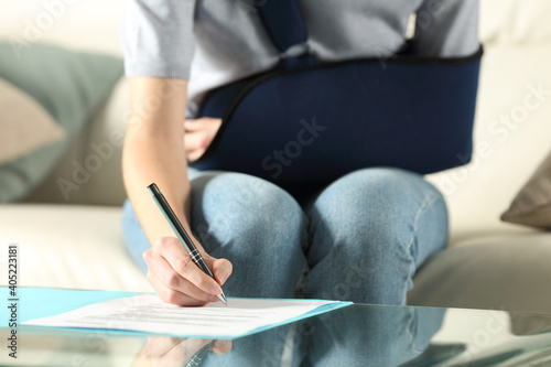 Papier peint Handicapped woman with sling signing contract