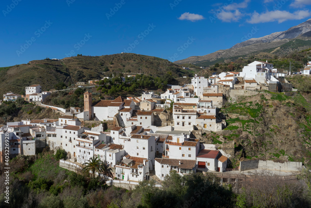 paseo por las blancas calles del municipio de Salares en la provincia de Málaga, Andalucía	