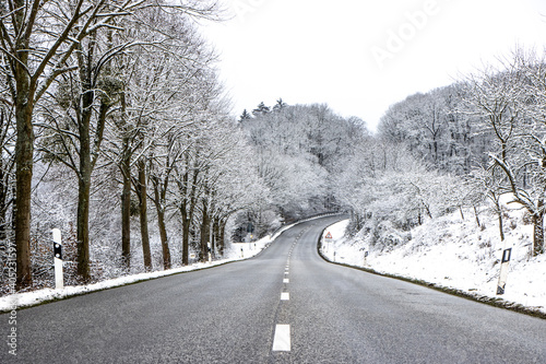 Wunderschöne Landstraße im Winter