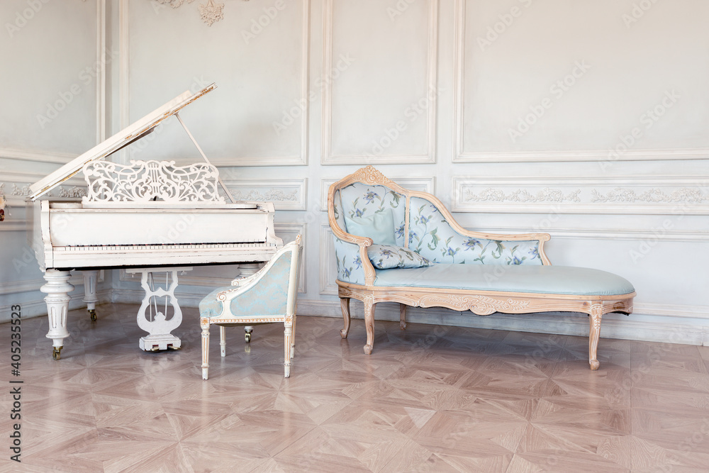 Φωτογραφία Luxurious light interior of the living room in the baroque style as in a royal c