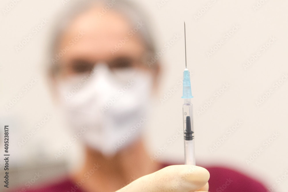 Eine Ärztin bereitet eine Impfung vor Eine Ärztin bereitet eine Impfung vor