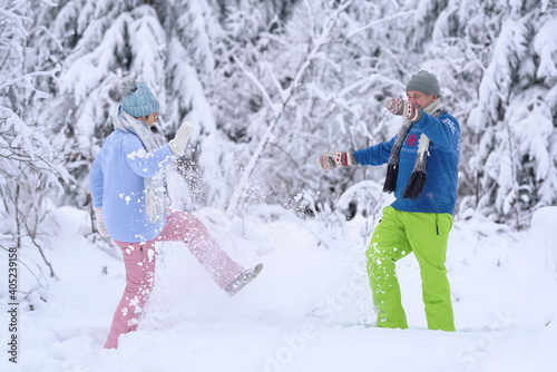 lustiges Seniorenpaar im Winter © Jenny Sturm