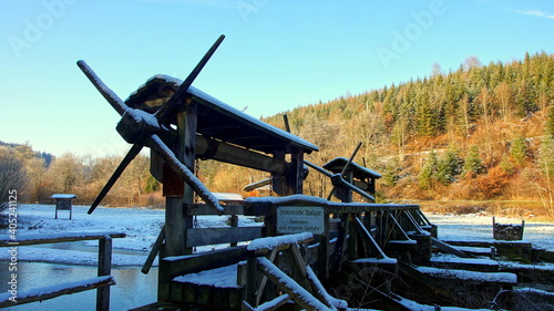 historisches Stauwehr für Flößer im Schwarzwald an der Nagold bei Altensteig im Winter
