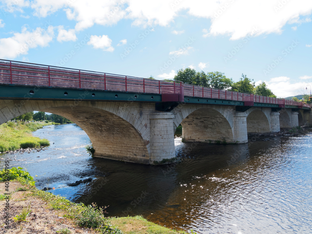 Fototapeta premium Le pont d'Ebreuil sur la Sioule en amont. Depuis la berge en aval. Rd998 entre Gannat et Lalizolle entre Allier et Puy-de-Dôme en Auvergne
