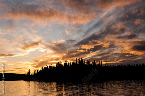 Au  ergew  hnlich sch  ner  Sonnenuntergang am Frenchmen Lake  Yukon  Kanada
