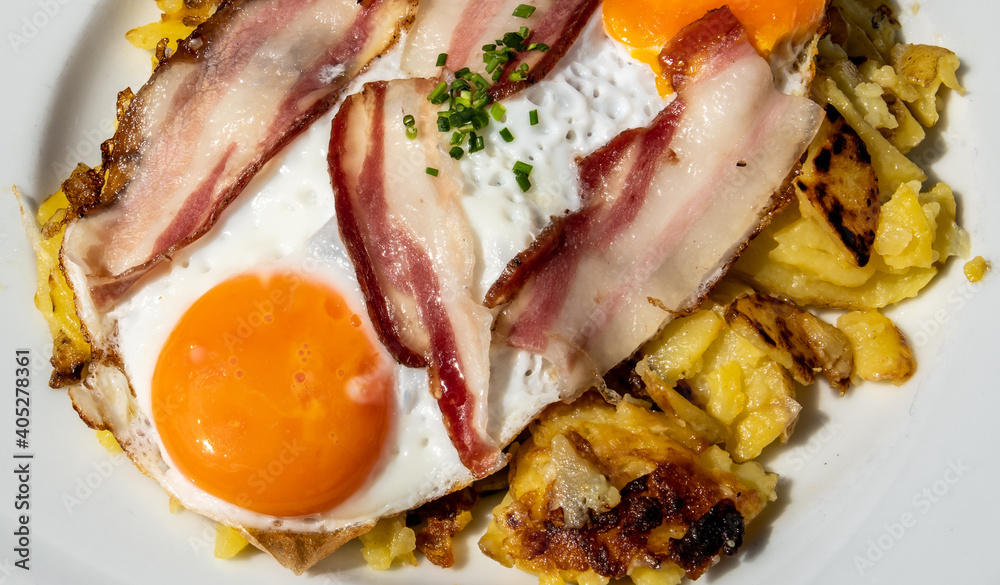 Fried eggs, bacon and roasted potatoes: this is the dish of the alpine hiker. Fried eggs, bacon and roasted potatoes: this is the dish of the alpine hiker.