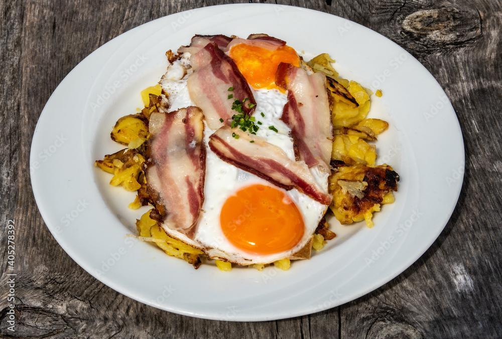 Eggs, bacon and roasted potatoes: this is the dish of the alpine hiker. Eggs, bacon and roasted potatoes: this is the dish of the alpine hiker.