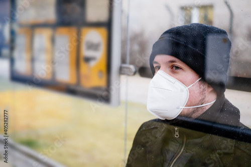 Mann mit FFP2 Maske wegen Corona Maskenpflicht im öffentlichen Nahverkehr in Deutschland Sachsen Dresden vor Haltestelle Dresdner Verkehrsbetriebe DVB photo