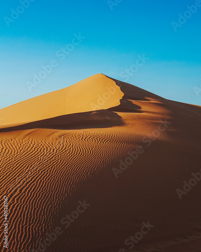 Dünenlandschaft in der Sahara. Oranger Sand in der Wüste von Marokko in Afrika.