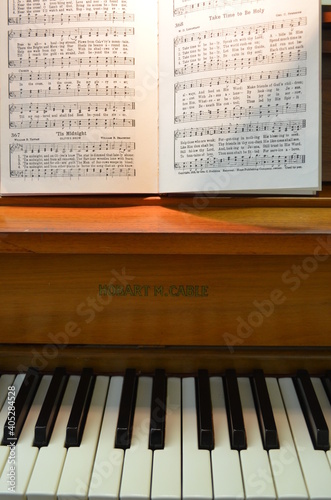 Foto Hymnal on a Piano