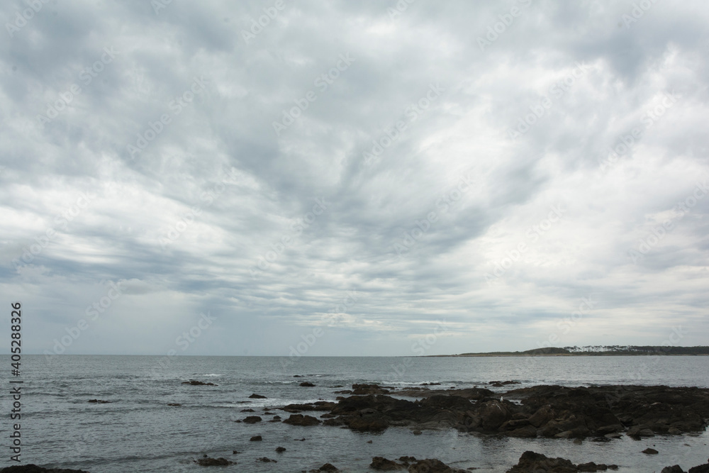 Vista de paisaje de costa con cielo nublado con tormenta